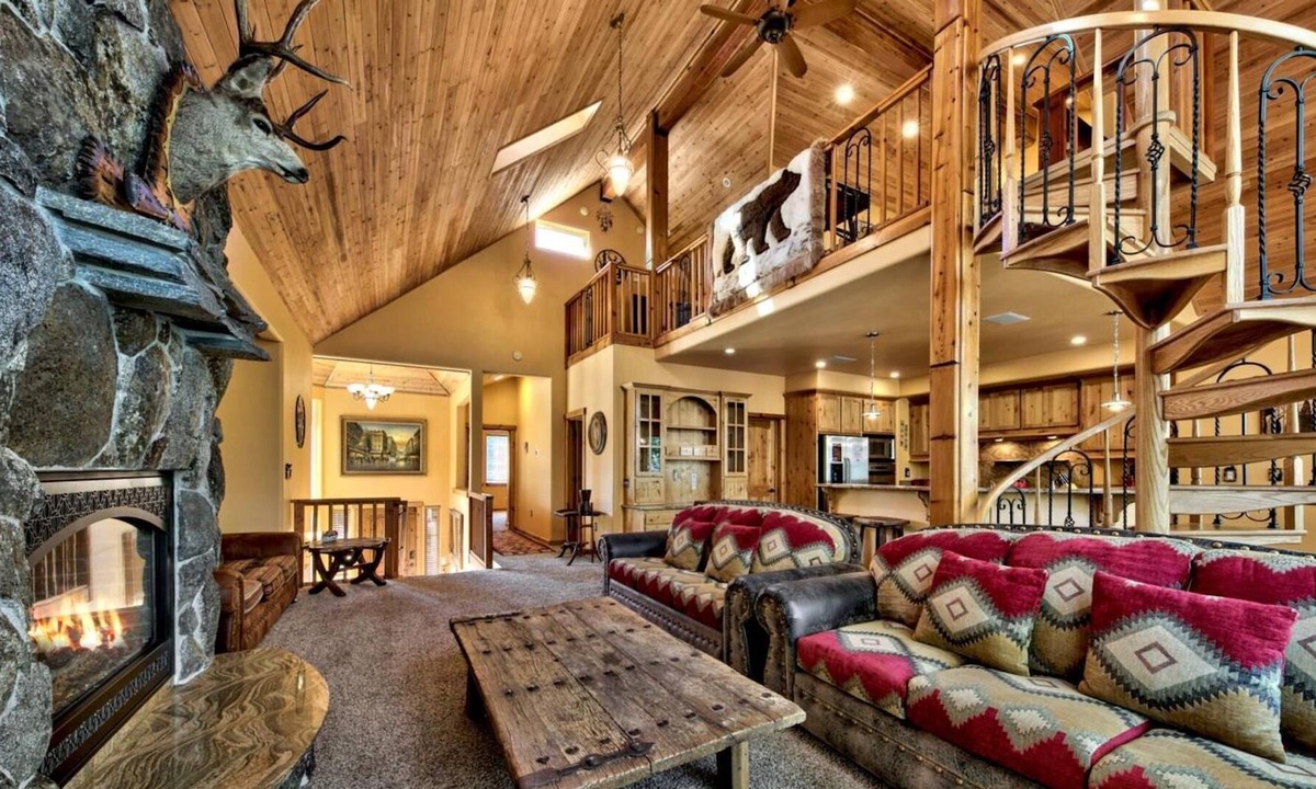Tahoe Paradise House | Hot Tub! EV Charger! Pool Table! Dog Friendly!