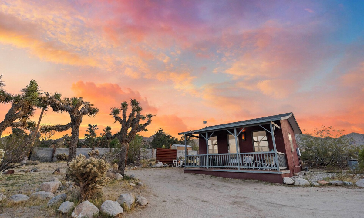 Joshua Tree Highlands Cabin | Hot Tub, Fire Pit & BBQ | 4 mins -> JT Park & Town