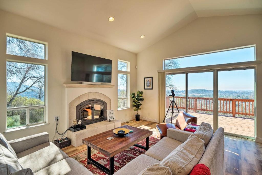 Columbia House | Hot Tub & Mtn Views: Peaceful Columbia Retreat!