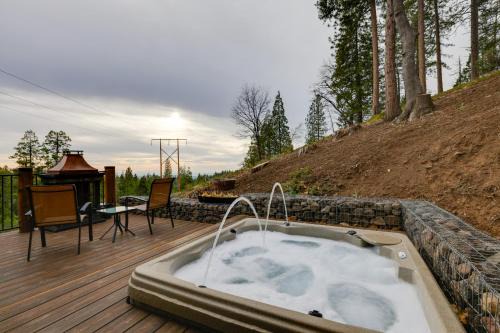Twain Harte House | Hot Tub + Scenic Views: Luxury Twain Harte Cabin!