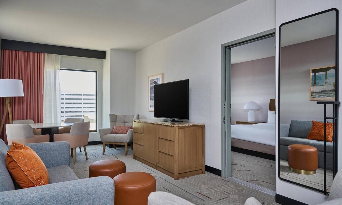 Santa Ana Hotel | Hotel Zessa Orange County Airport, a DoubleTree by Hilton