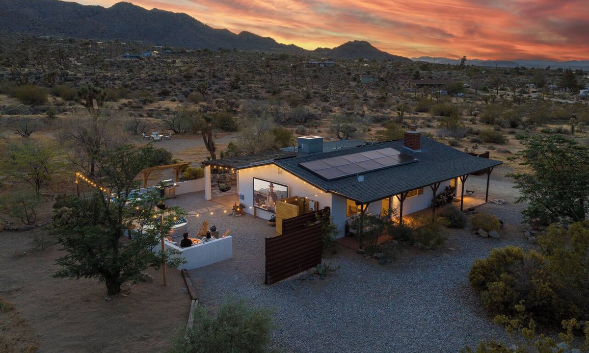 Joshua Tree Highlands House | House+Cabin|2 Hot Tubs|Cinema|Fire Pits|4min->JTNP
