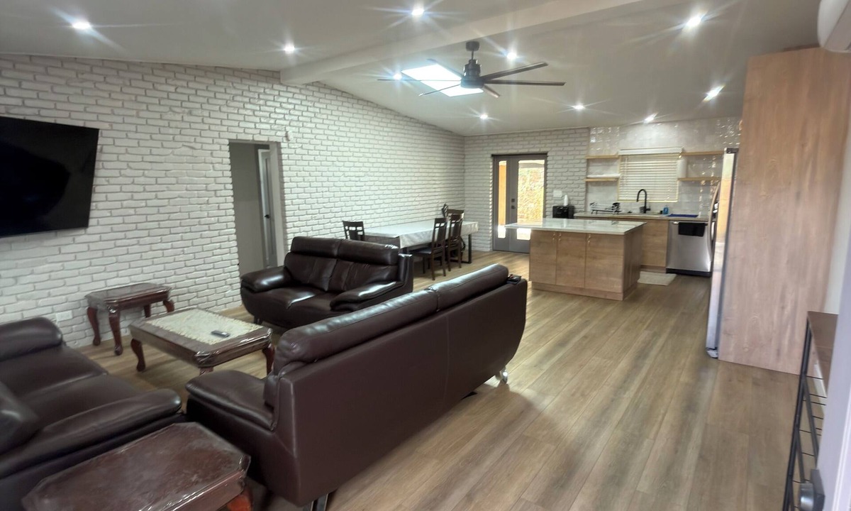 Bostonia House | House in El Cajon with AC + 75 inch TV for relaxing stays