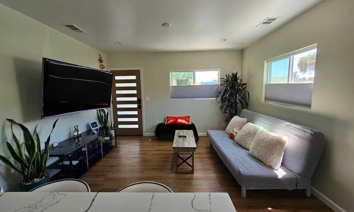 South Gate House | House of Orchid SoFi Stadium 9 Miles LAX 15 Miles