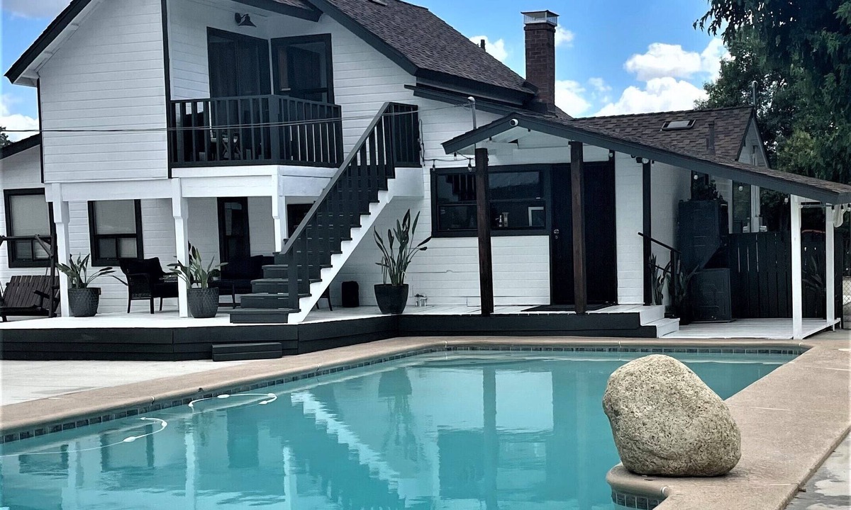 Springville House | House with pool. NOT a Party House.