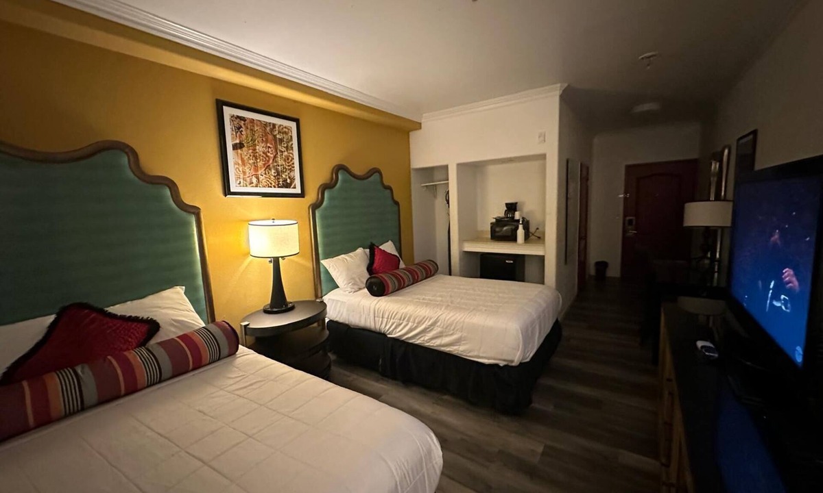 Bakersfield Hotel | Howard Johnson by Wyndham Bakersfield