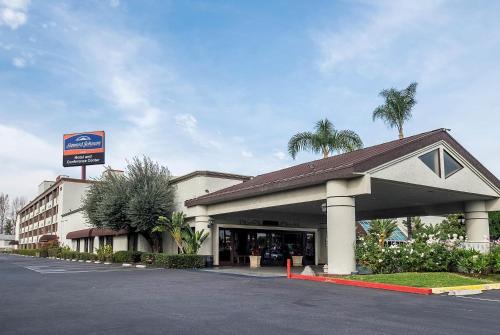Northwest Anaheim Hotel | Howard Johnson by Wyndham Fullerton/Anaheim Conference Cntr