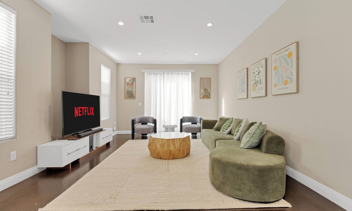 San Gabriel House | HUGE 3BD 2.5BA 2,118 Sq Ft Sleeps 11 KING BD
