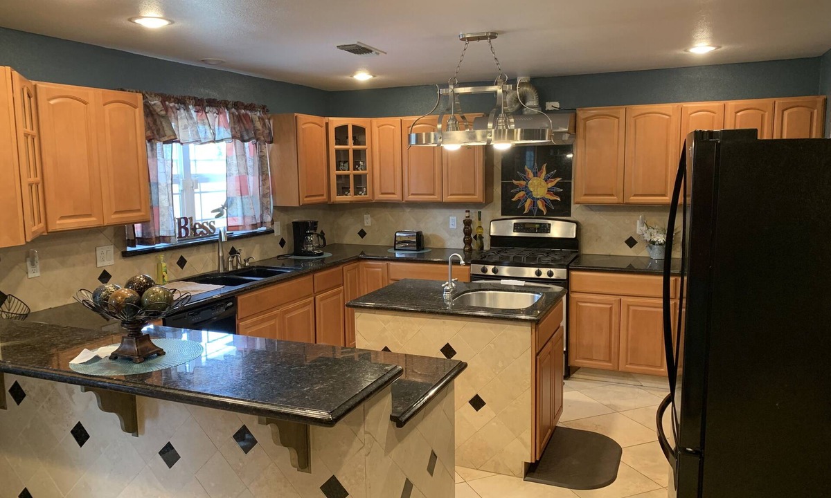 Clovis House | HUGE Family/Team/Group Luxury Home, Pets & Wheelchair Friendly, Sleeps 13-18