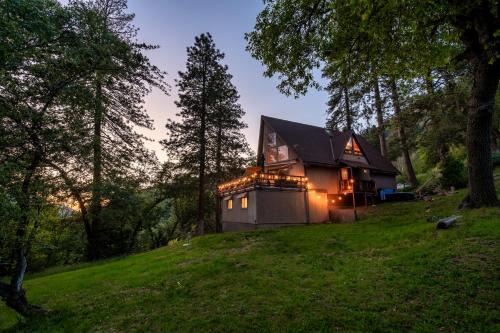 Camp Nelson Ski Chalet | Hygge Haus Sequoia - Large Private Cabin w Views