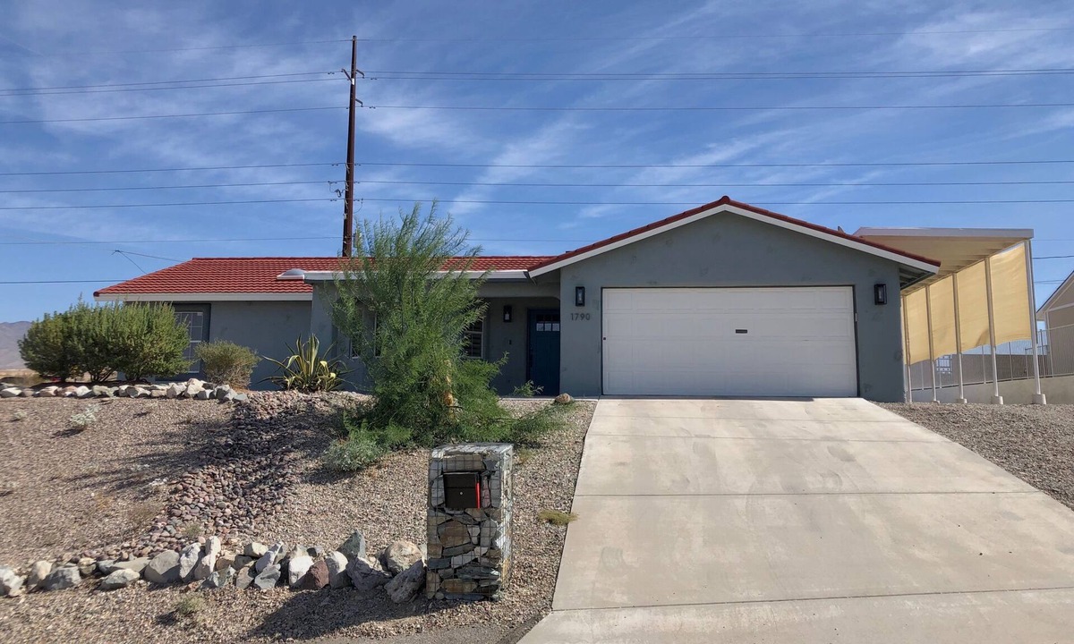 Lake Havasu City House | Immaculate Lake View Home ~1 mi from lake with RV and Boat Parking & Hot Tub