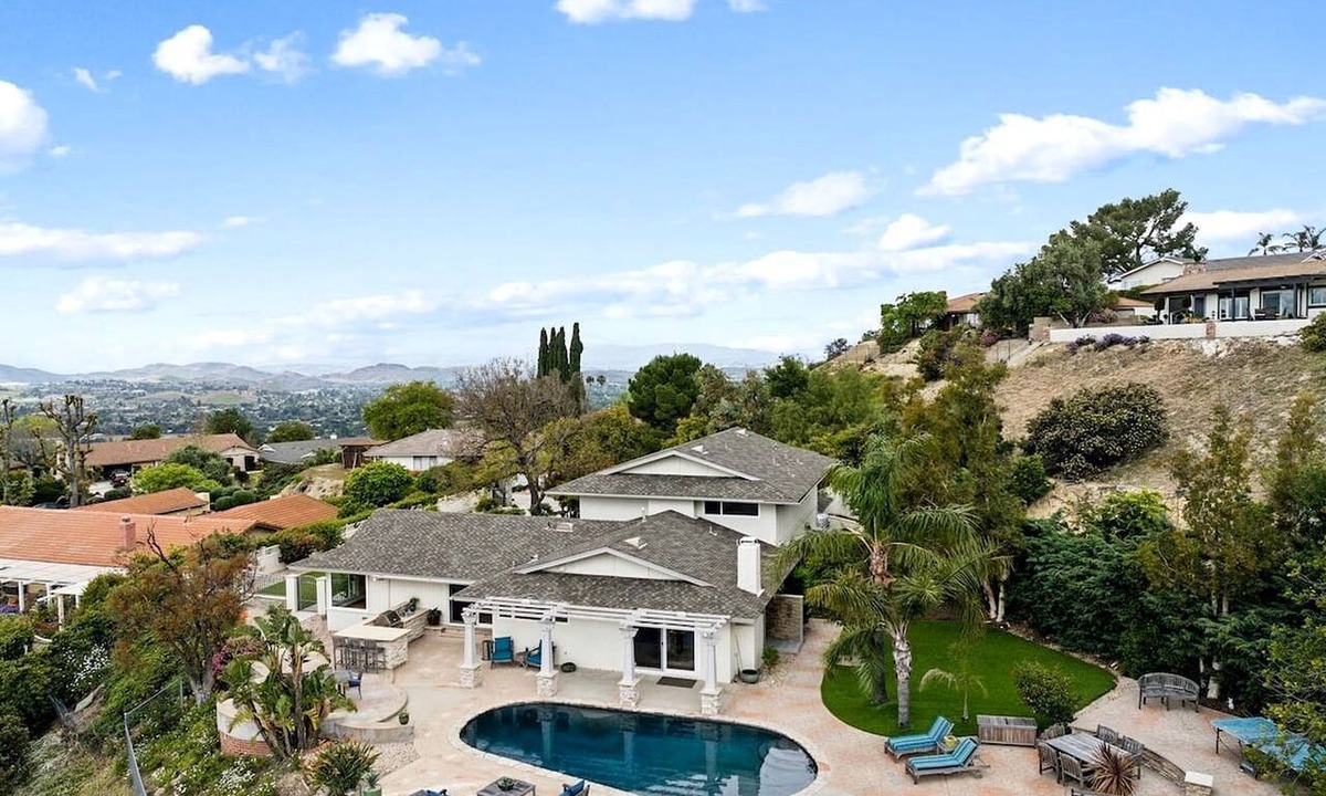 Thousand Oaks Cottage | Impressive Cottage with Swimming Pool in Thousand Oaks, California