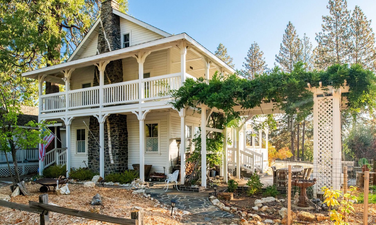 Groveland Hotel | Inn at Sugar Pine Ranch