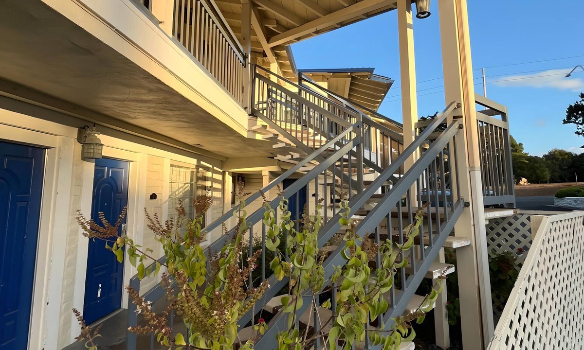 Munras Avenue Hotel | Inn By the Bay Monterey