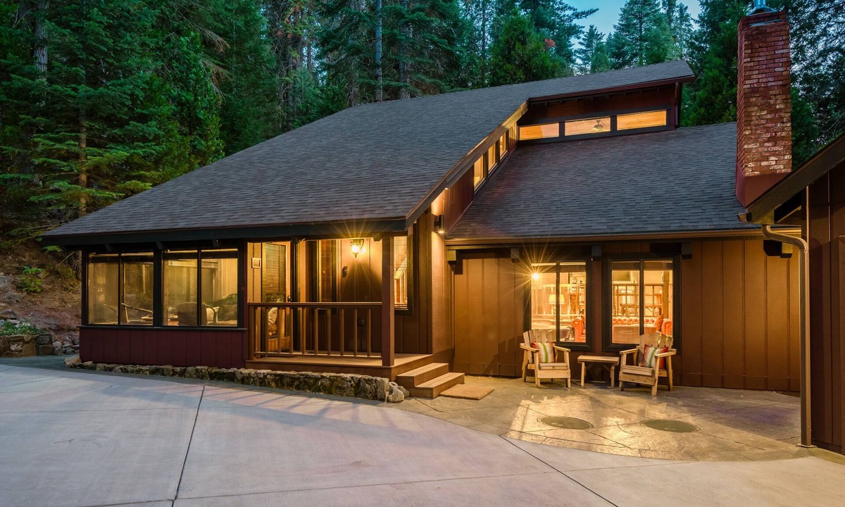 Fish Camp Cabin | Johnson's Firefall Lodge - 2 miles from Yosemite National Park!