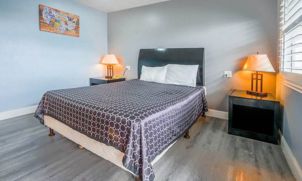 Buttonwillow Apartment | King Bed Accessible Non-Smoking