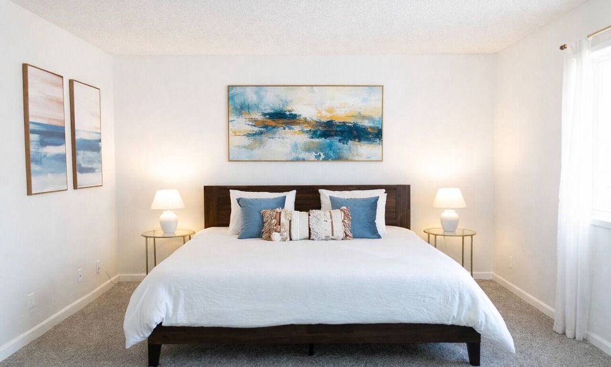 Westlake Village Apartment | King Bed, Hot Tub, Gym, WD, Parking, Ideal for Long Stay.