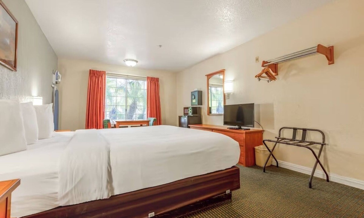 San Clemente Hotel | King Bed Non-Smoking with Free Covered Parking near San Clemente Beach Pier