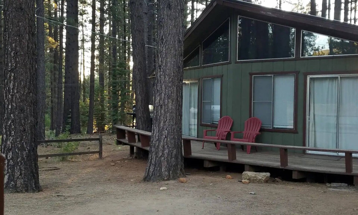 Montgomery Estates Cabin | King bed, queen bed, fire pit, 6 mins to the beach, up to 2 dogs welcome!