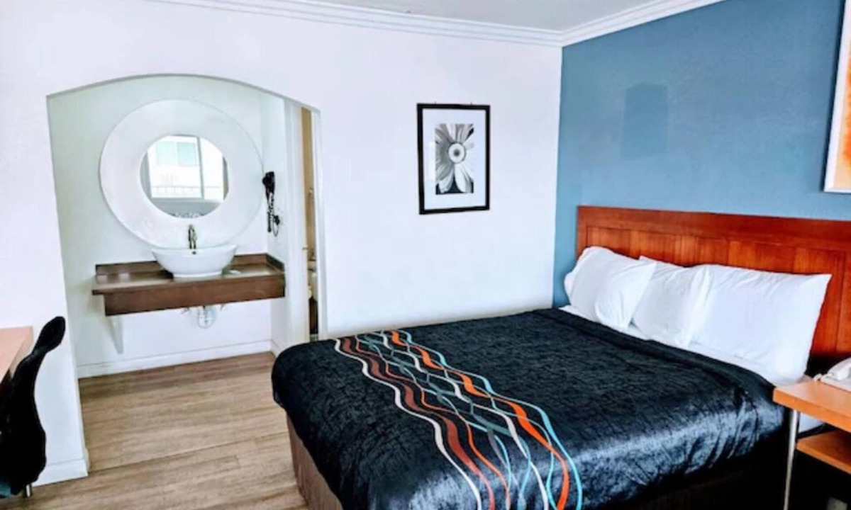 Ridgecrest Hotel | King Bed Room + Kitchenette, Perfect for Extended Stay – Central Ridgecres