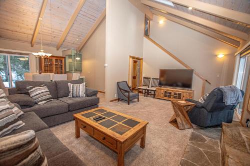 Tahoma House | Knobcone Cabin by Hauserman Rental Group