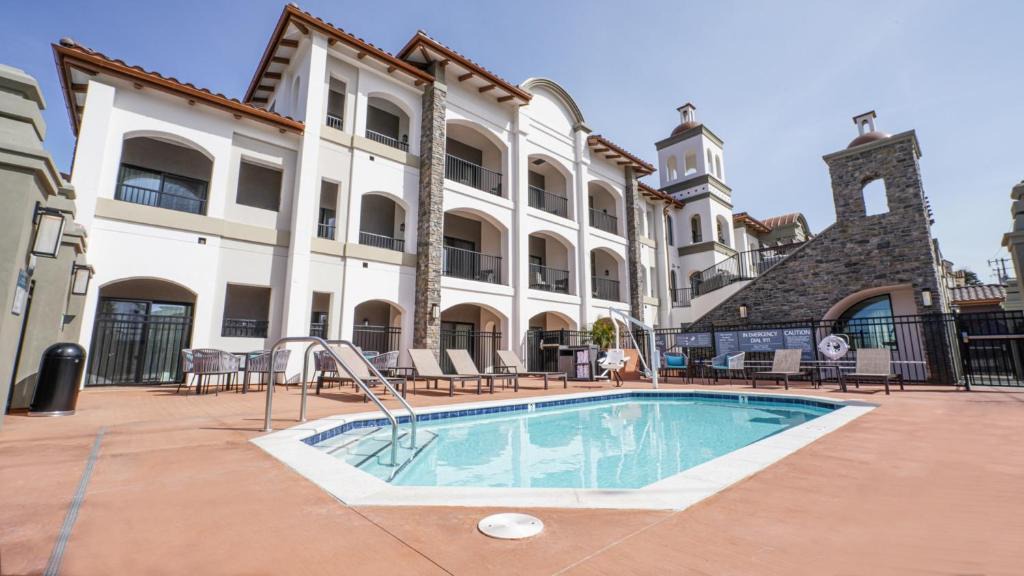 Beach Hill - Beach Flats Hotel | La Quinta Inn & Suites by Wyndham Santa Cruz
