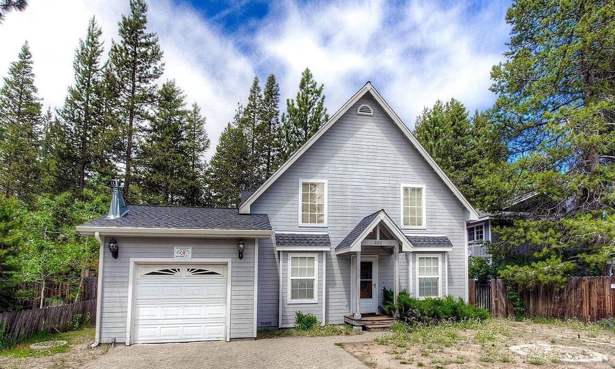 Tahoe Paradise Cabin | Lake Tahoe Serenity: Nice Cabin with Hot Tub for Your Family Retreat