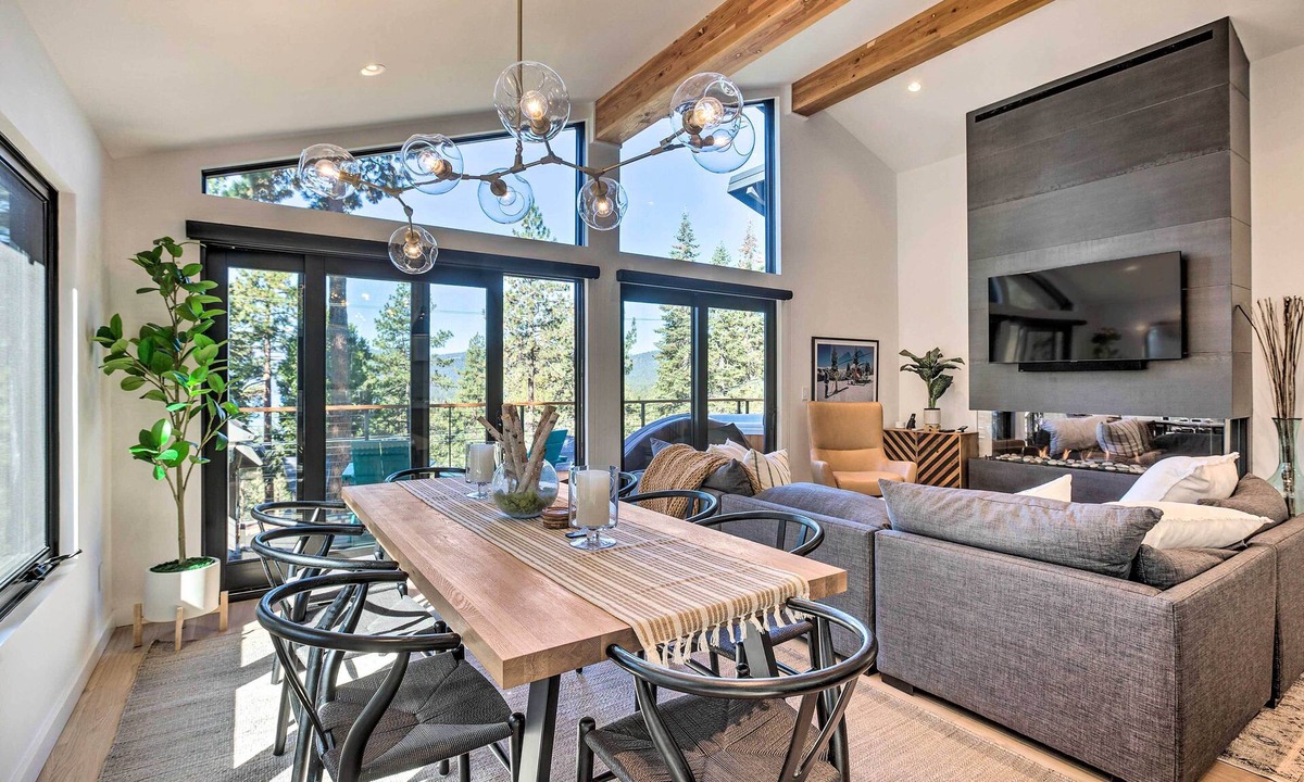 Kings Beach House | Lake View & Hot Tub – Walk to Speedboat Beach! 4BR