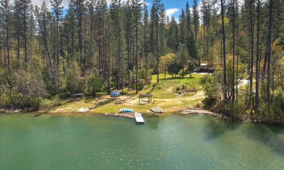 Nevada City Cabin | Lakefront Cabin w/Dock, Kayaks & Full Kitchen
