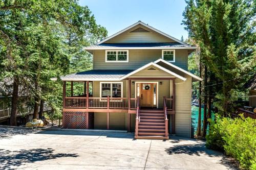 Groveland House | Lakefront Cabin with Private Dock, Pool, Tennis Court and Balcony in Groveland, California