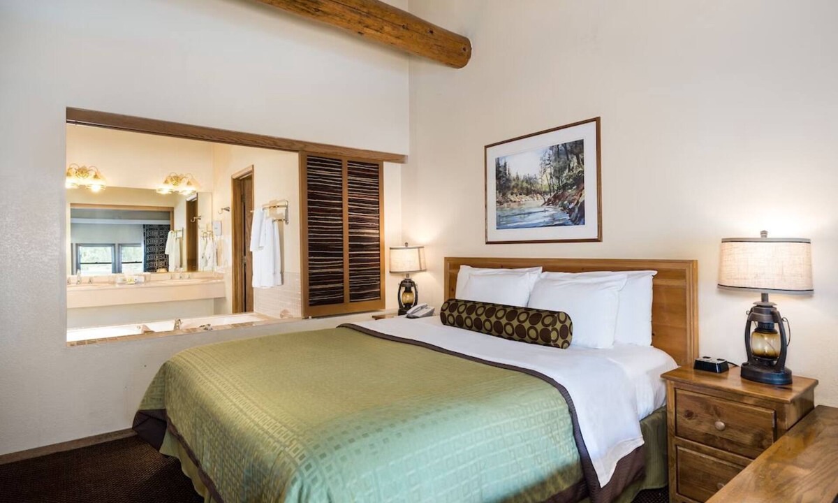 Bass Lake Hotel | Lakefront Spa Suite with Pool | Near Yosemite & Bass Lake