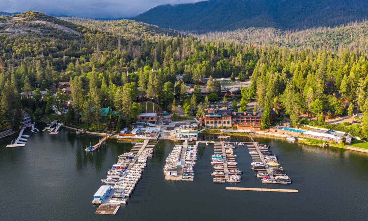 Bass Lake Hotel | Lakeside Escape with Breakfast (Select Stays) Near Bass Lake & Sierra Trails