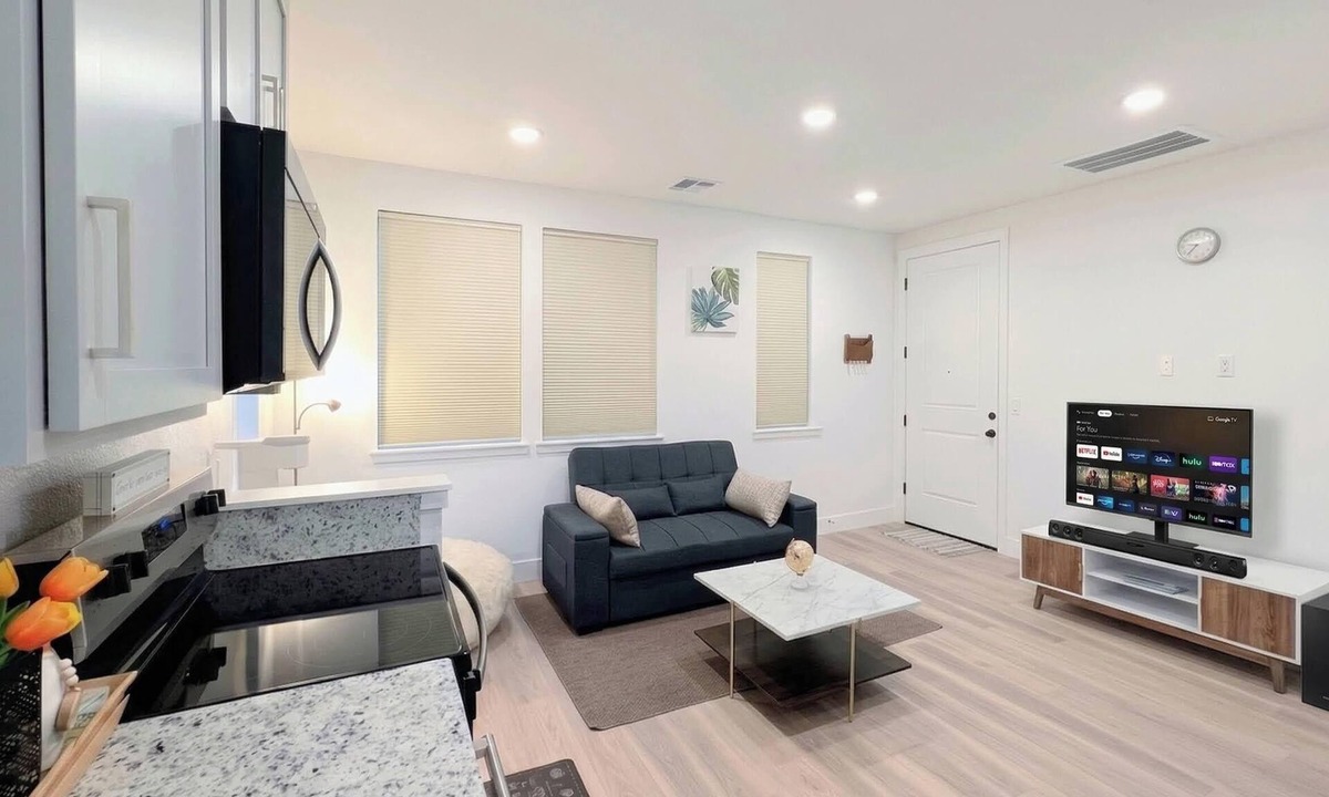 Tracy House | Lakeside luxury: Designer park-front suite with Garage