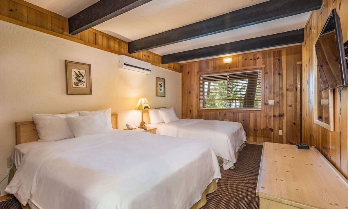 Bass Lake Hotel | Lakeview Escape near Yosemite National Park & Bass Lake Recreation, Pet-Friendly