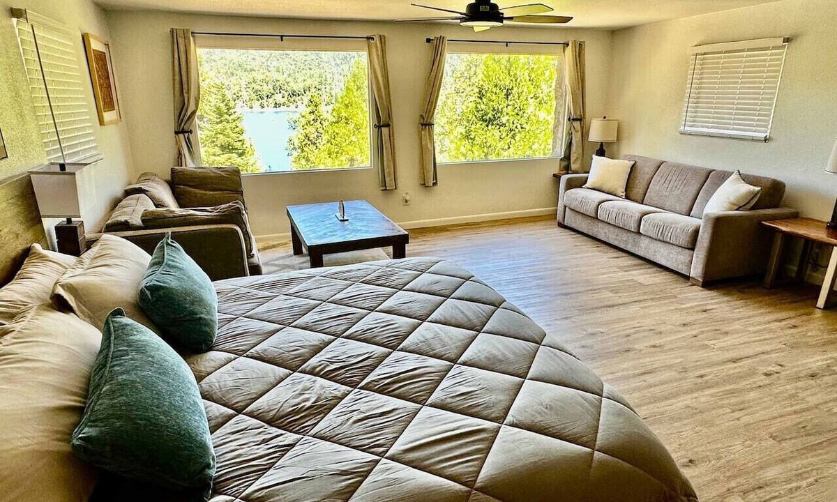 Wishon Apartment | Lakeview Suite for 2 - Hot Tub - Dog Friendly