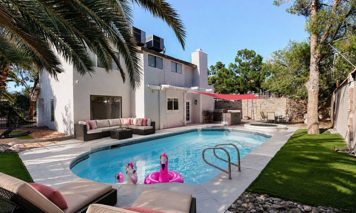 Las Vegas House | Lamore Privet Boutique with 8 independent bedroom Hotel Style All for your group