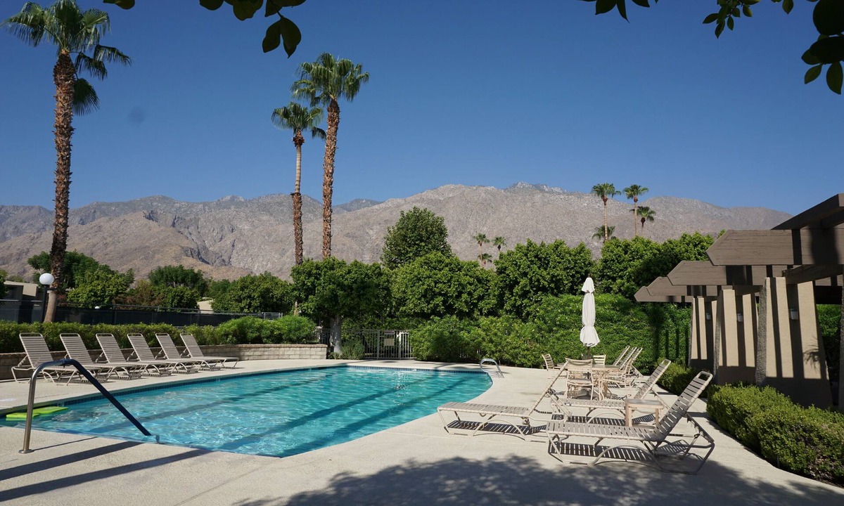 The Rose Garden House | Large 3 bedroom Single-Story house Great Sunset views Private in the Heart of PS