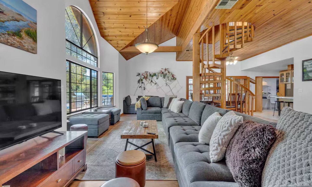 Oakhurst Cabin | Large Cabin with Separate Back Unit by Yosemite-Bass Lake -Hot Tub and Wild Life