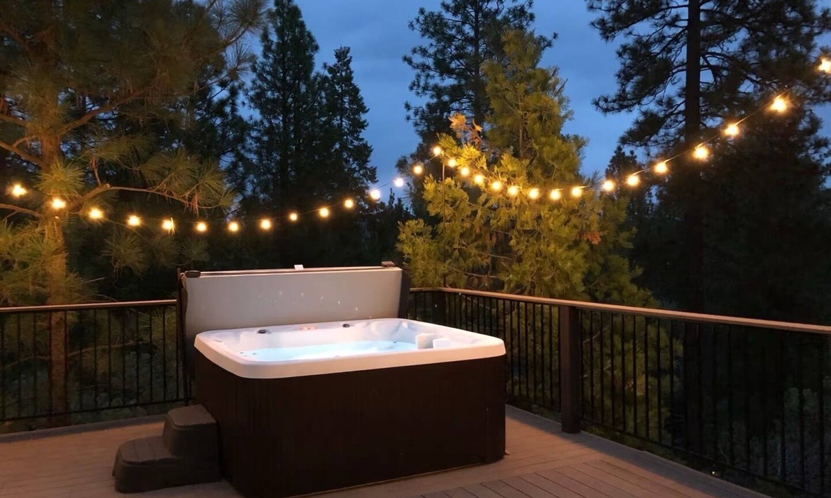 Groveland Cabin | Large Deck Spa Games Vaulted Ceiling Cabin near Yosemite