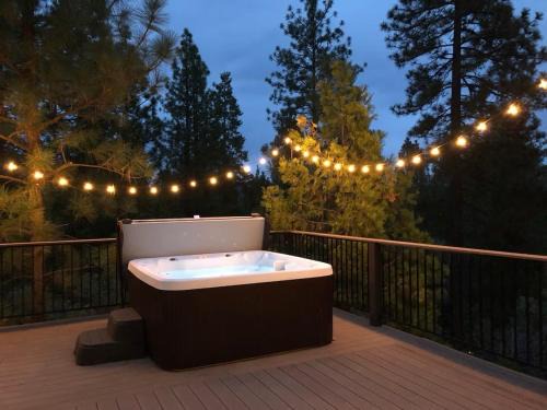 Groveland Ski Chalet | Large Deck & Spa & Games & Vaulted Ceiling Cabin