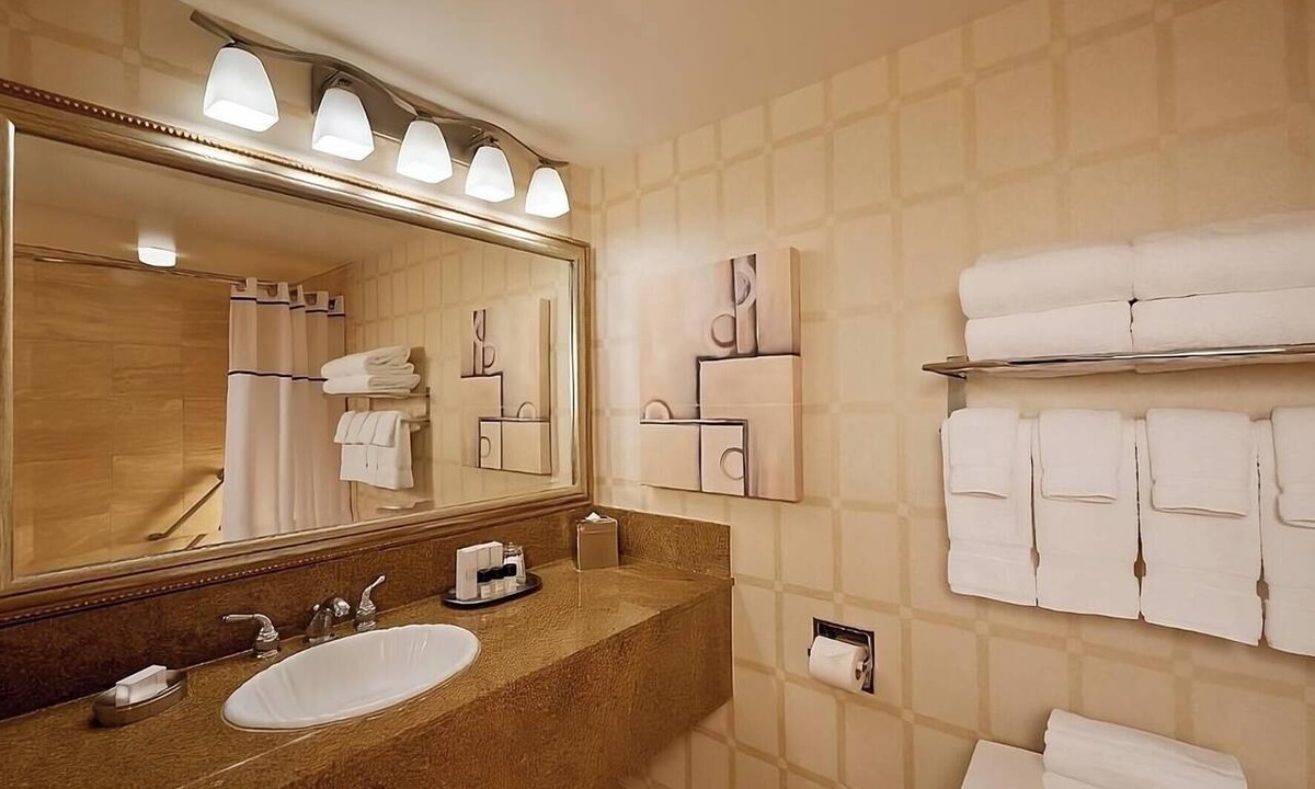Downtown Las Vegas Hotel | Las Vegas Nightlife Experiences At Your Doorstep! 2 Affordable Units Near Strip!