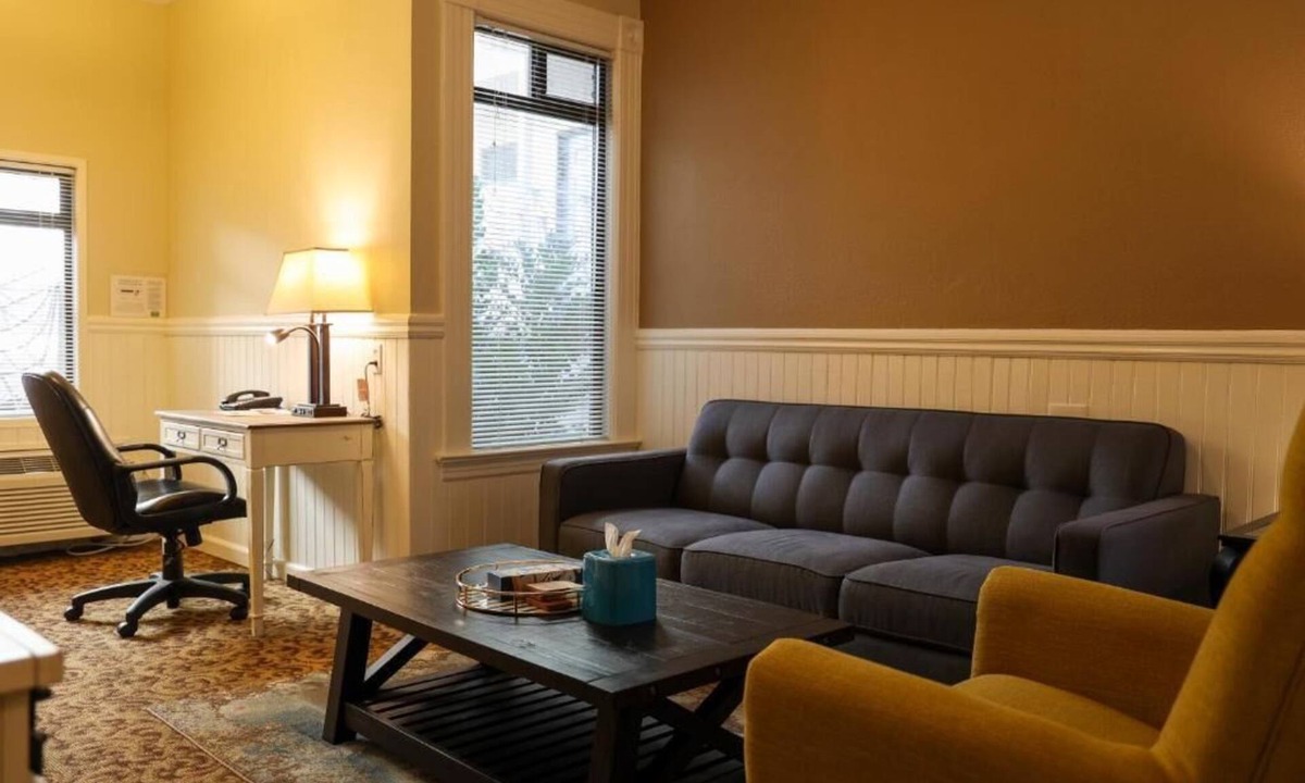Downtown San Francisco Hotel | Living Room With 2 Bed Rooms Suite,Central Motel in SOMA,Free Parking,Breakfast