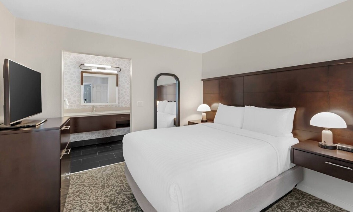 Chatsworth Hotel | Look No More! Three Family-friendly Suites with Kitchens, Pool, Free Breakfast!