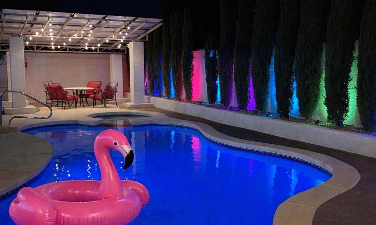 Las Vegas House | Los Pinos Retreat Amazing home with private sparkling pool and in ground jacuzzi