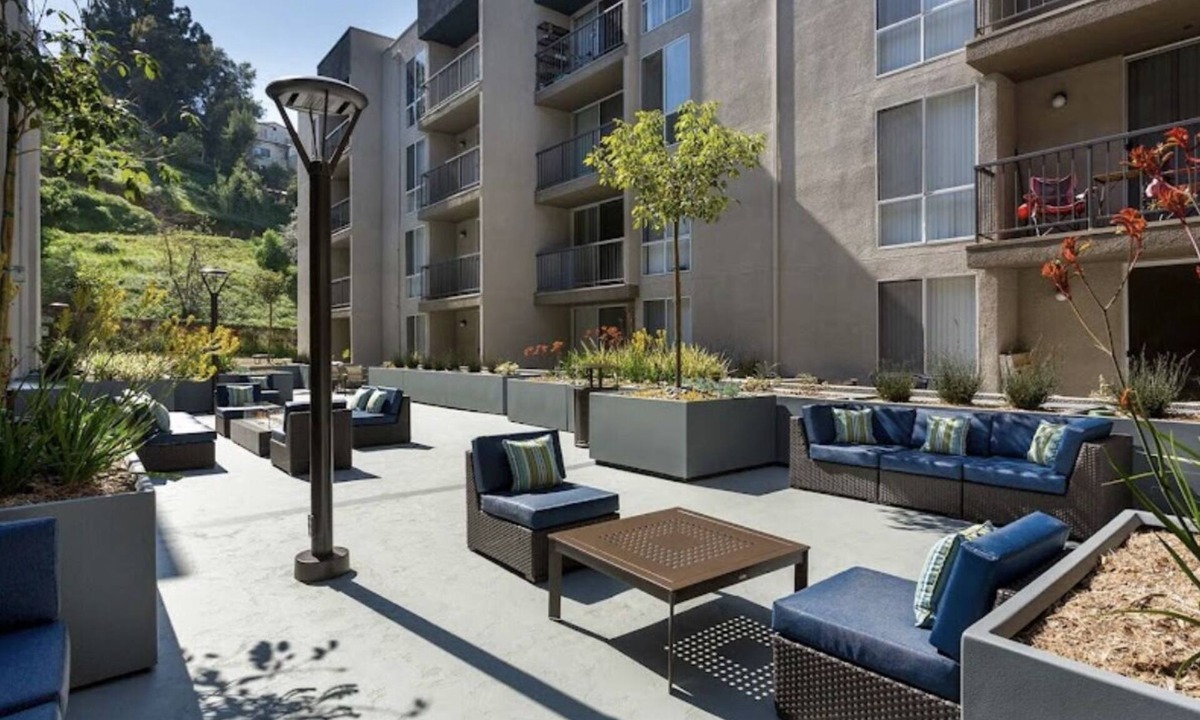 Los Feliz Apartment | Lovely 2bedroom 2bathroom with two jacuzzi’s + pool available!