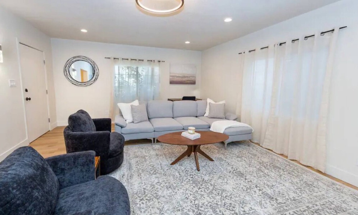 Carthay Circle House | Lovely 3-bedroom Condo in Beverly Hills