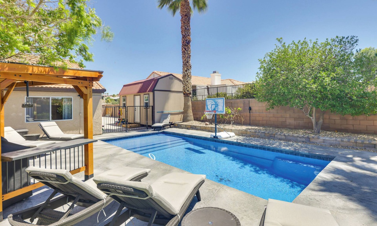 Sunridge Estates House | Lovely Bullhead City Retreat w/Pool and Hot Tub