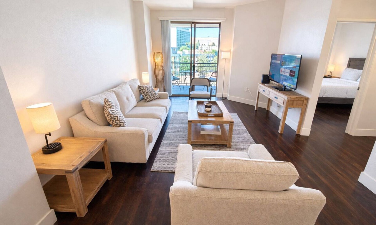 Westwood Apartment | Lovely Fully Furnished 2BR/2BA on Wilshire Blvd - AC, Gym,Ideal for Relocation