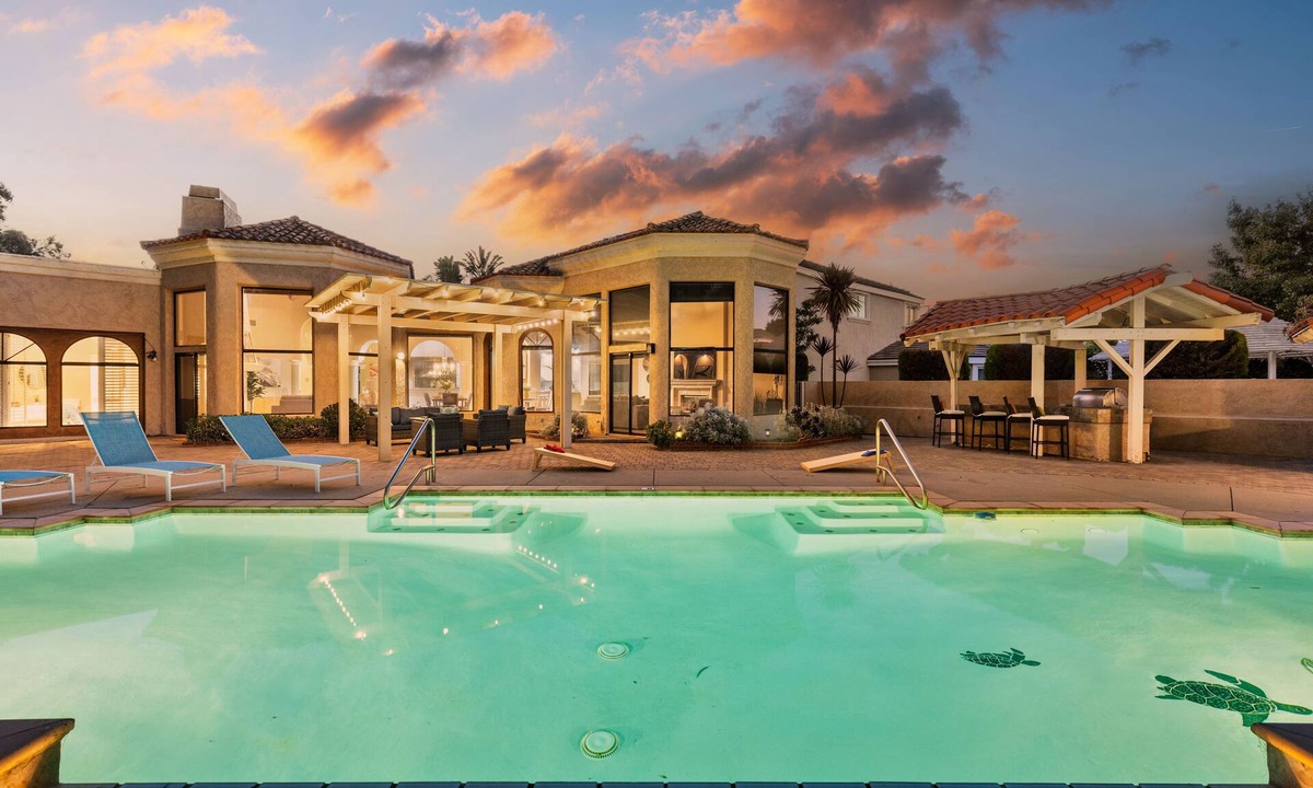 Huntington Beach Bed & Breakfast | LUX - Beautiful Mansion w Pool, a Private Park, min 2 Beach And Close to Disney