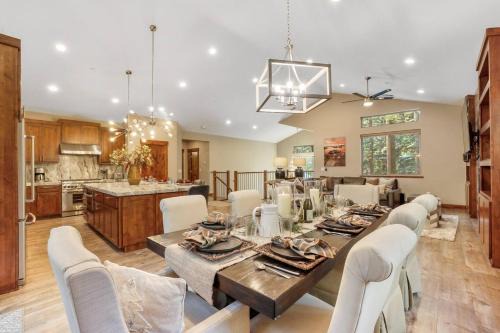 Country Club Estates House | Lux Cabin Hot Tub Fire Pit